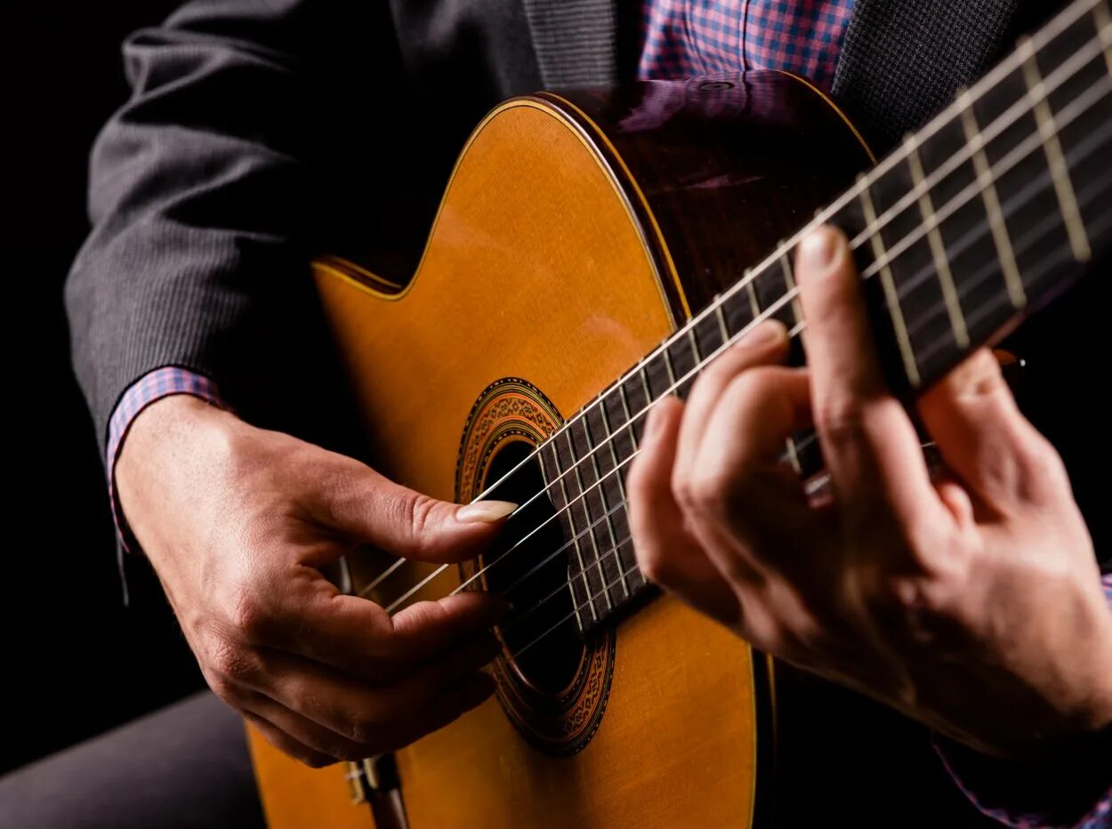 Играющий на улице на гитаре. Fingerstyle на гитаре. классическая испанская гитара. классический гитарист. красивая классическая гитара.