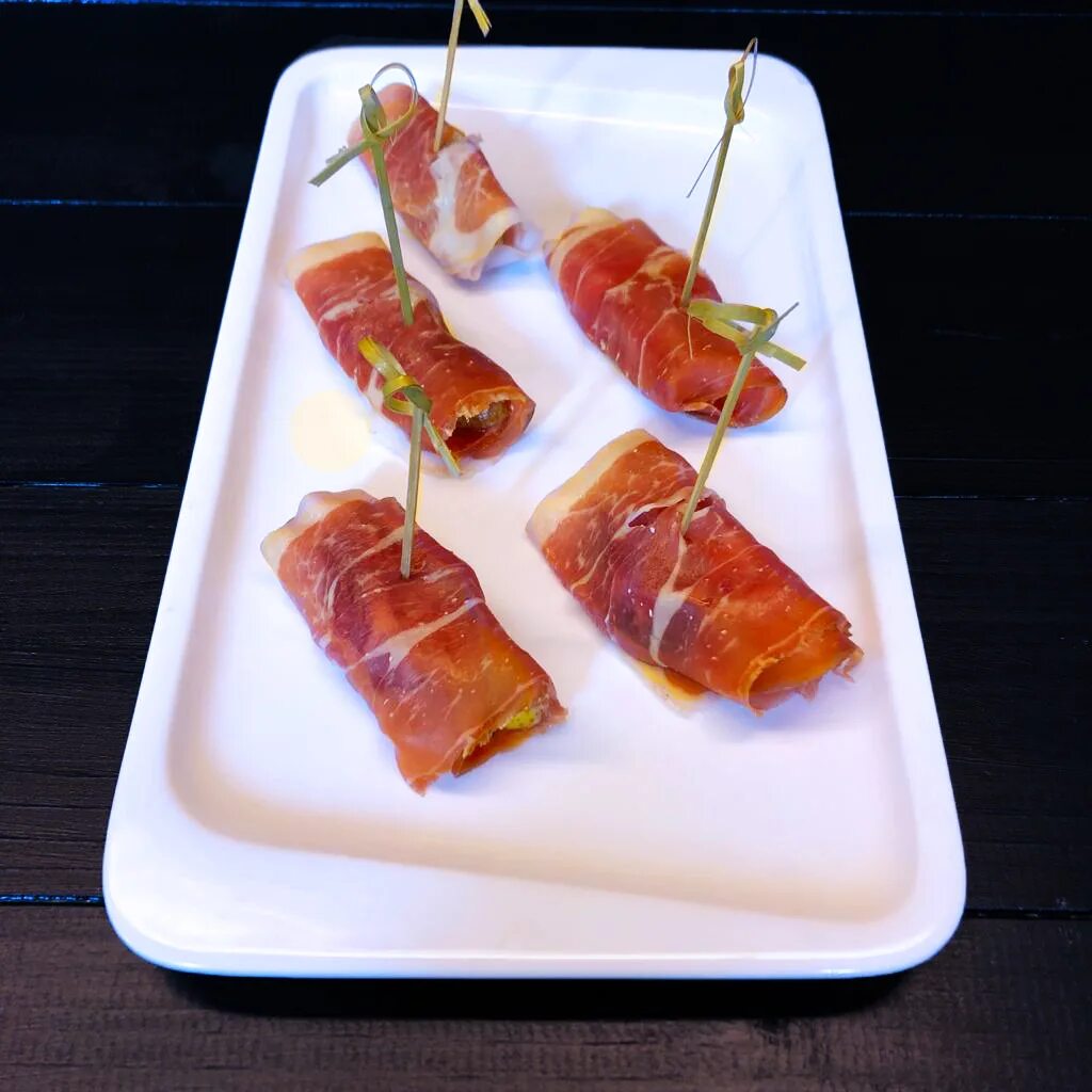 канапе с пармской ветчиной и грушей. рулетики с пармской ветчиной. закуска хамон с грушей. канапе парма с дыней. закуска из хамона.