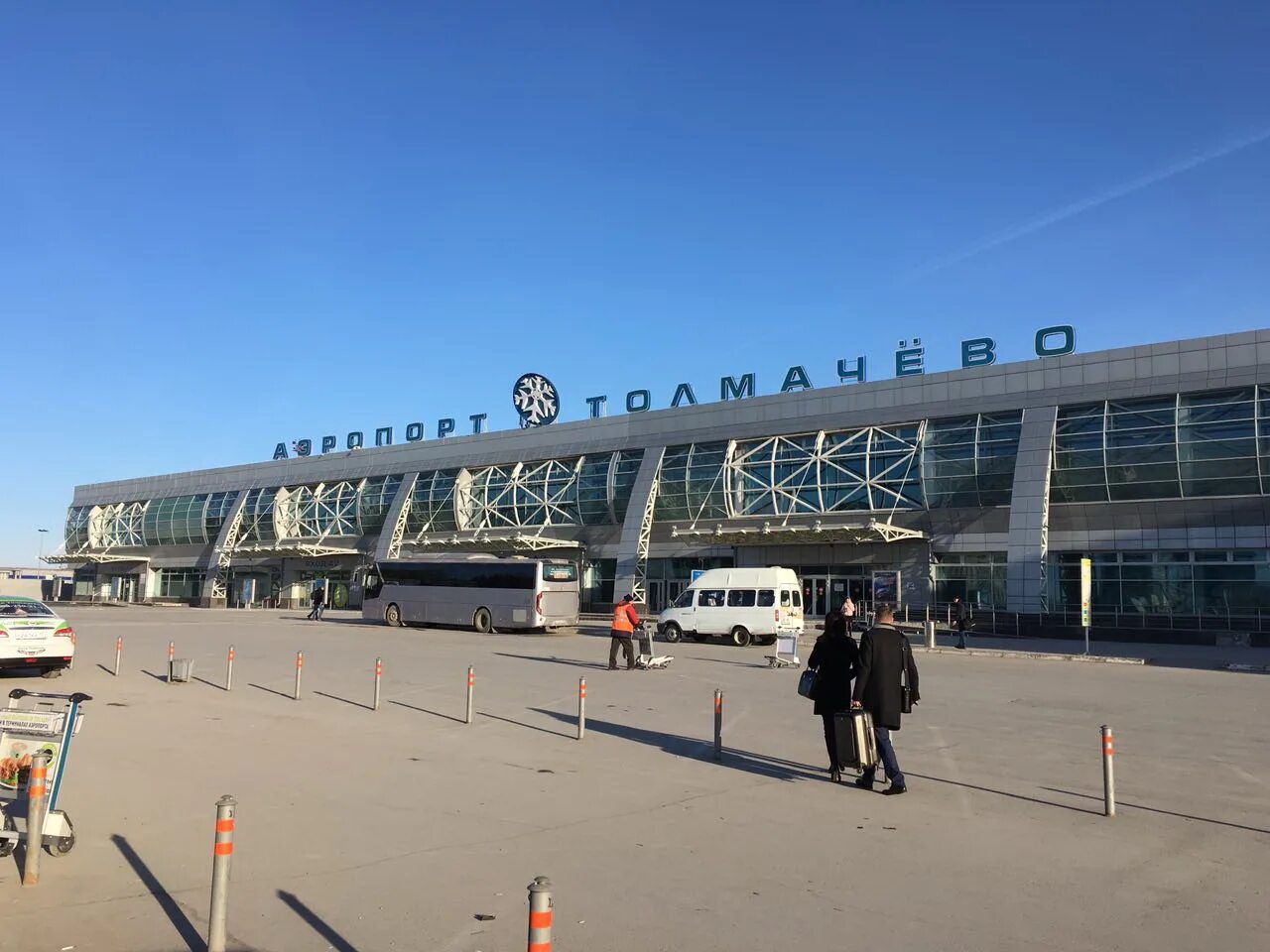 Где аэропорт толмачево в каком городе. Аэропорт толмачево новосибирск. толмачева аэропорт новосибирск. аэропорт толмачева привокзальная площадь. аэропорт толмачево новосибирск фотографии.