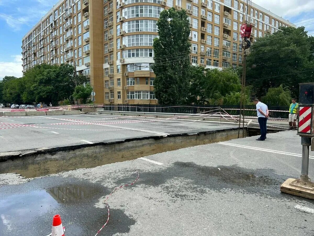 Симферополь сейчас новости. Симферополь мост на улице Толстого. Мост на Толстого Симферополь провалился. Мост Салгир Симферополь. В Симферополе обрушился мост.