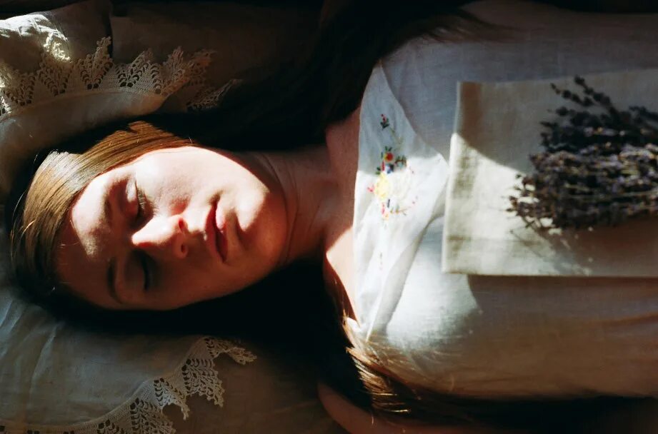 Девушки в гробу в свадебном платье. Девушки в гробу в свадебном платье. Умершие женщины. Мертвая девушка в свадебном платье. Последняя женщина смерть.
