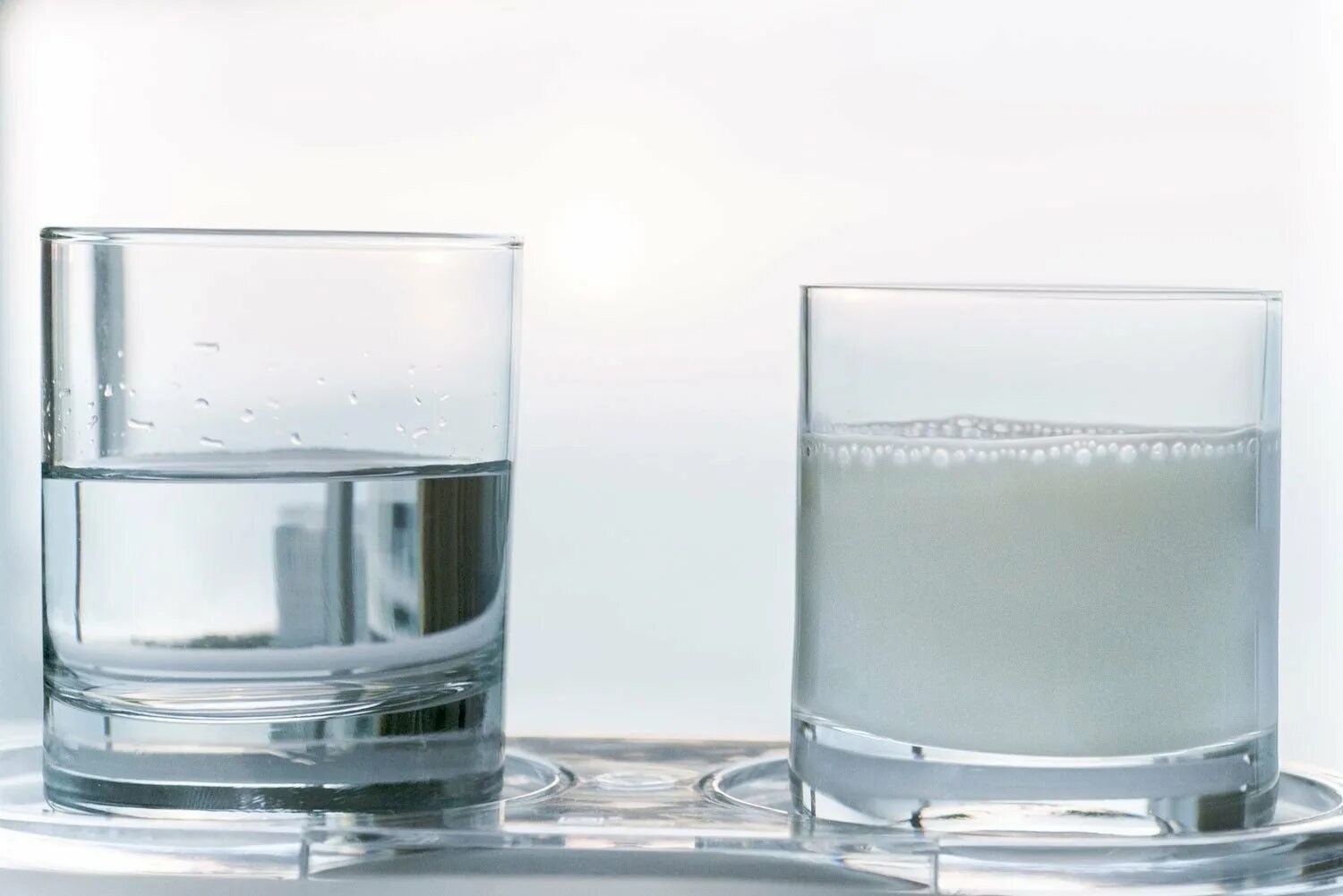 Прозрачные опыты. Стакан воды. Прозрачная жидкость. Прозрачная вода в стакане. Стакан воды и стакан молока.