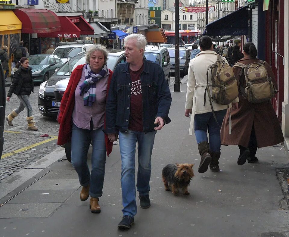 Люди на улице летом стоят. Греки прохожие. Толпа любопытных людей. Люди удивляются на улице. Люди на улицы женщина.