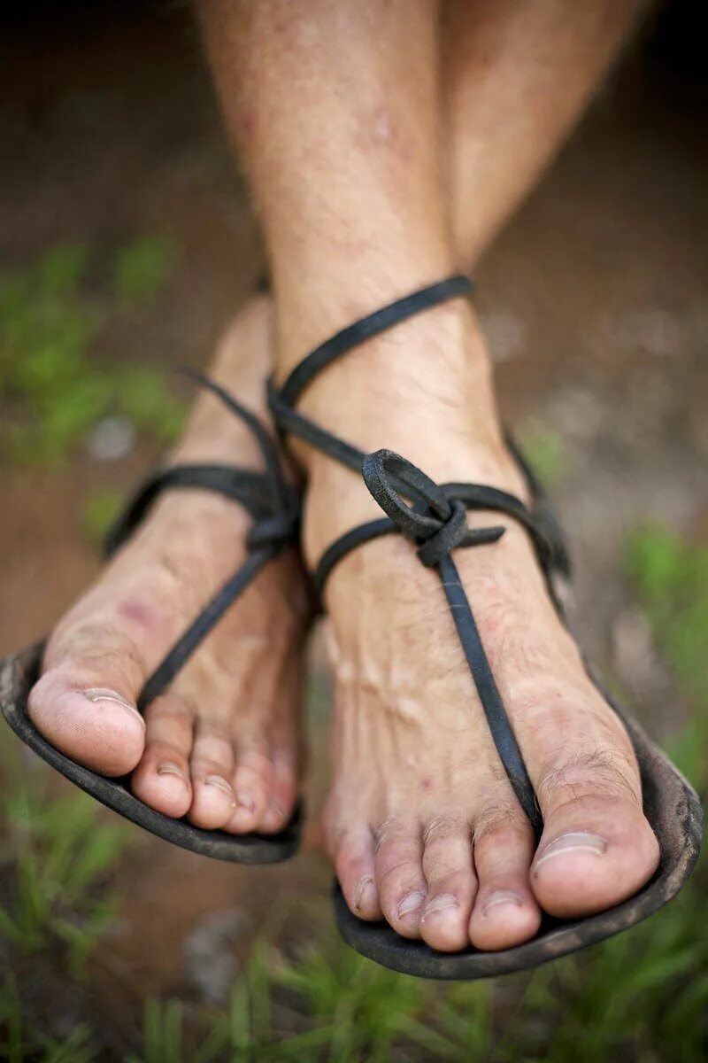 Feet sandals. Мужской педикюр. Босоногая обувь. Сандали для бега босиком. Мужской педикюр в сандалях.