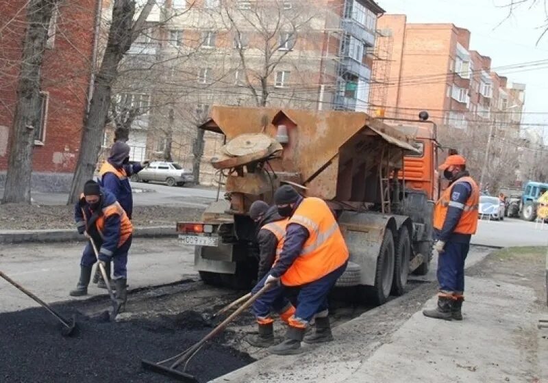 Ремонт тротуаров. Ремонт дорог и тротуаров. Благоустройство города рабочие. Управление дорожного хозяйства и благоустройства города Омска.