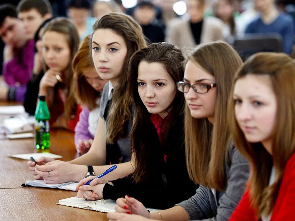 Абитуриент москва. Студентка вуза. Студенты в вузе. Поступление в университет. Ученики колледжа.