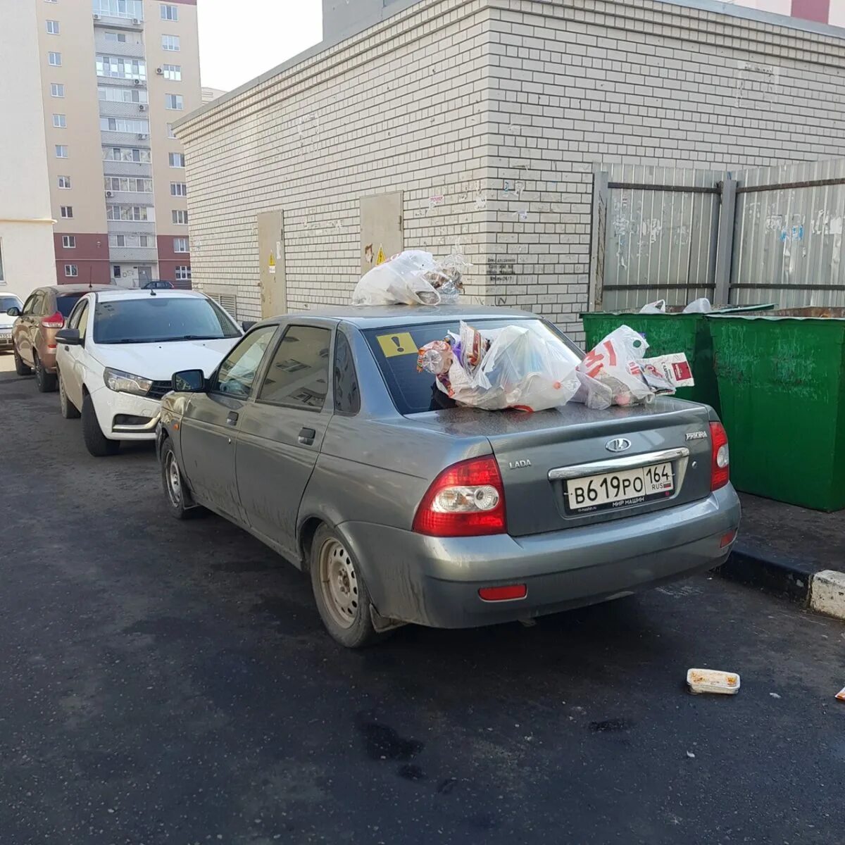 Машина завалена мусором. Автомобиль завалился. Дорогой автомобиль у мусорных баков. Саратов забросали мусором машину. 1 апреля новости авто