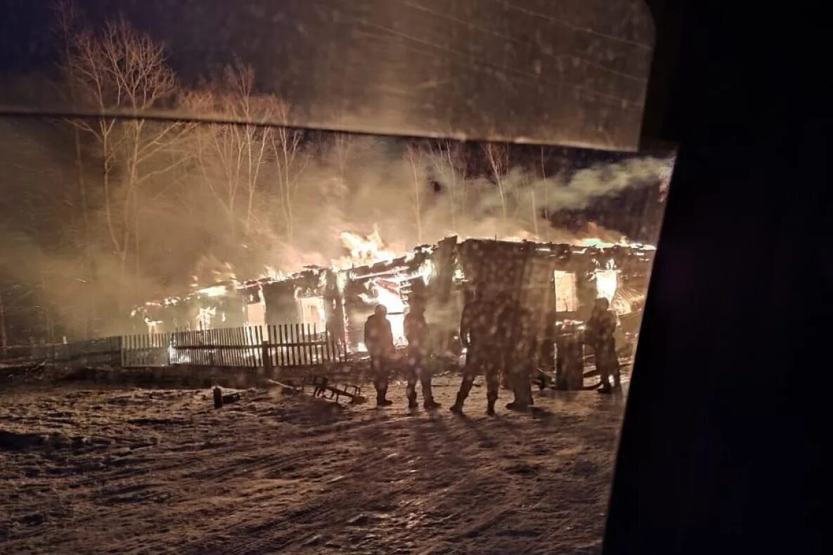 Горящее здание. Школа горит. Пожар в здании. Пожар в Удском школа. Хабаровск сгорели