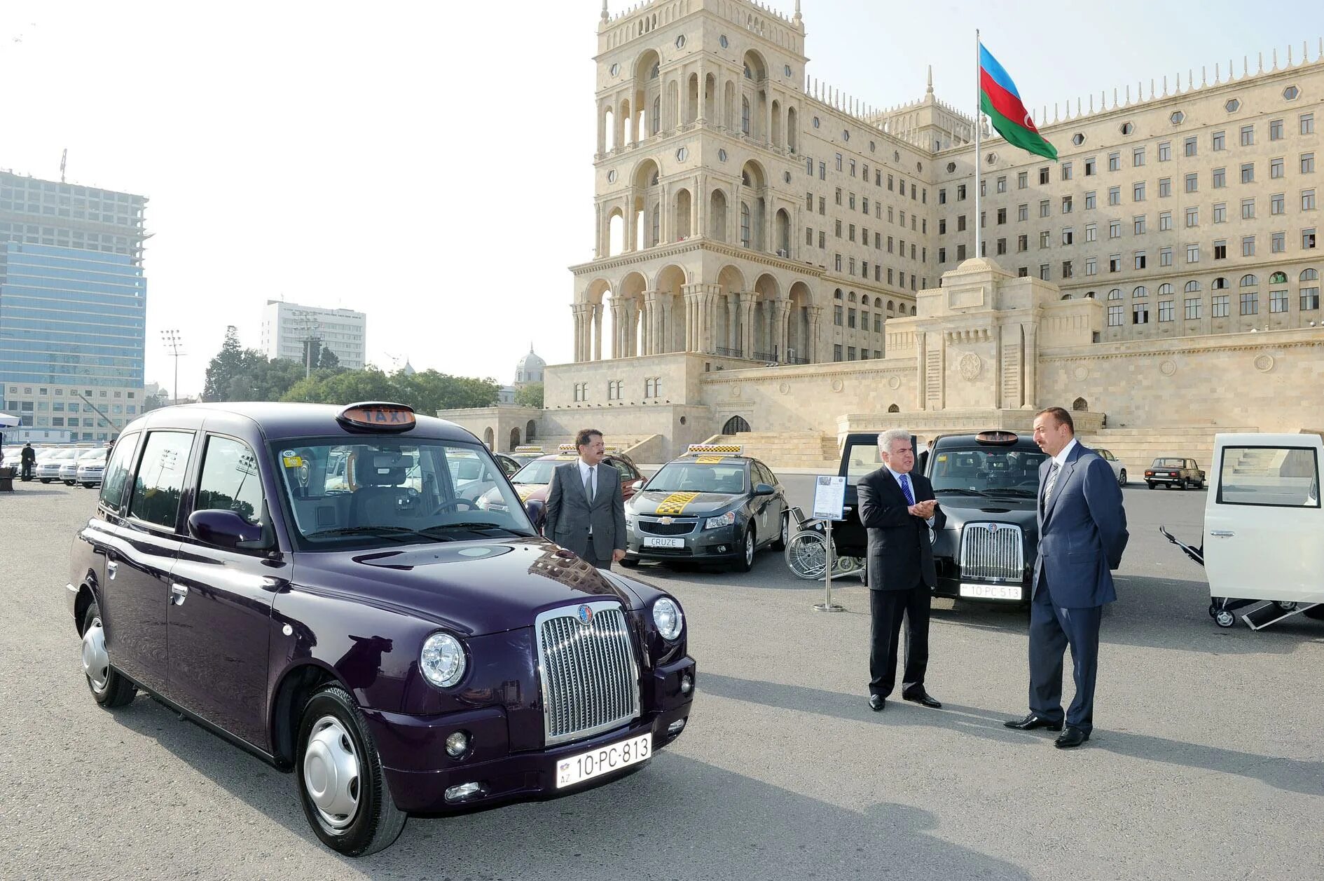 Авто баку азербайджан. Такси tx4 Баку. Лондонское такси в Баку. Такси Баку КЭБ. Такси Азербайджан Баку.