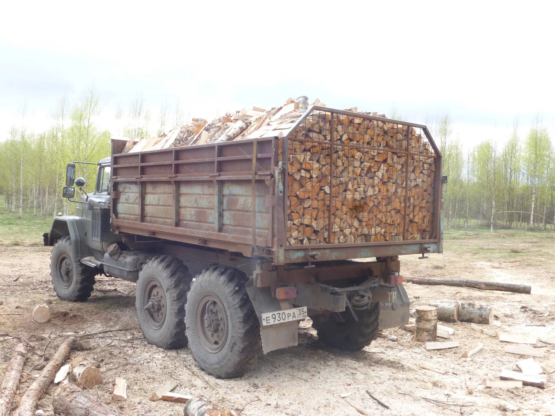 Дрова самосвал mazda titan. Камаз дрова 20 кубов. Самосвал дров. Дрова колотые зил самосвал. Грузовик мазда титан с дровами.