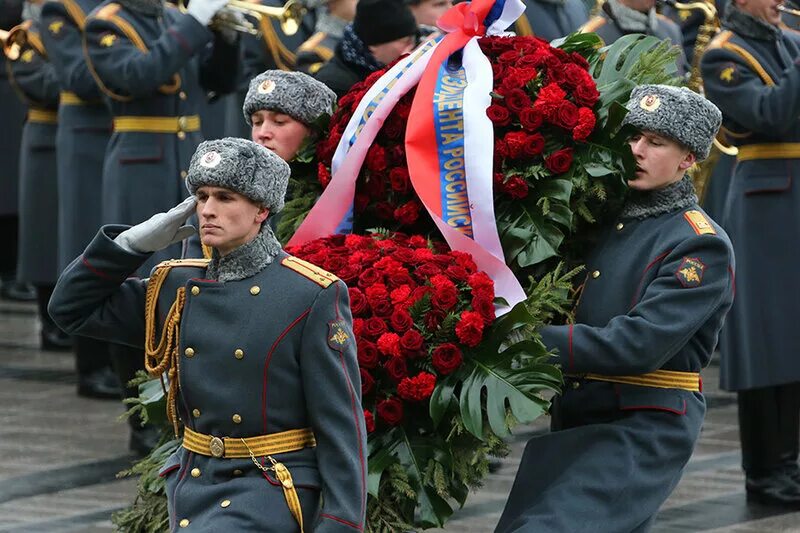 Что будет 23 февраля в москве. Возложение венков 23 февраля. День Победы возложение венков. Солдаты несут венок. Венок солдату.