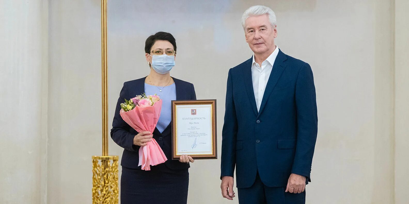 Мэр хабаровска в школе успех. Собянин награждение. Медицинский работник россия. Награждение в мэрии москвы. Медицинский работник россия.