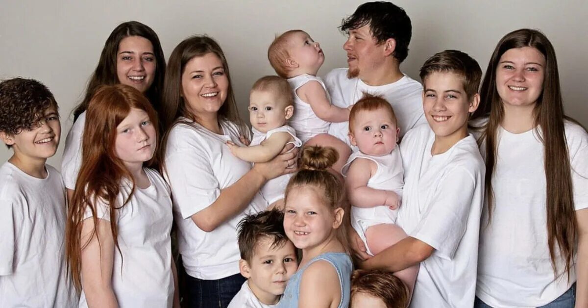 Многодетная семья 10 детей. Женщина родившая 10 детей. Стала мамой в 12