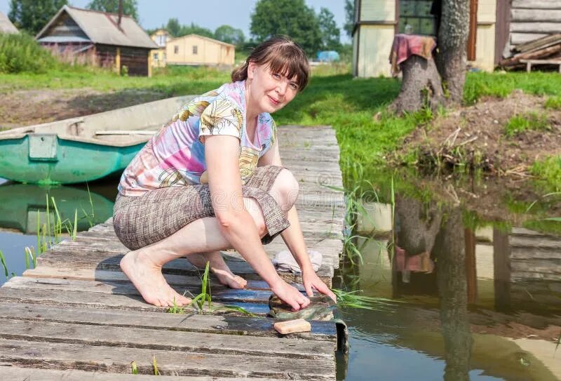 Купание на даче. Купаемся на даче. Купание в деревне. Босые девушки в деревне.