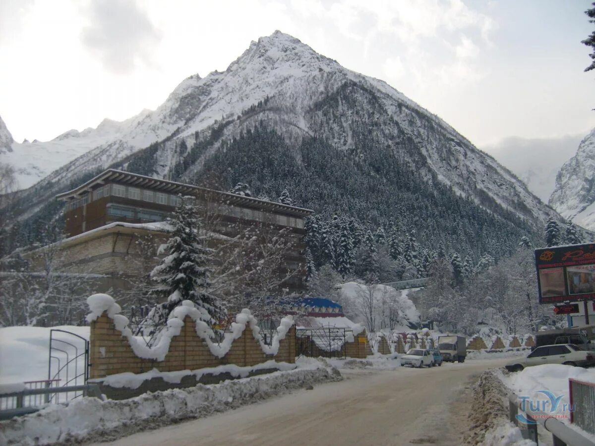 Поселок домбай зимой. Отдых в домбае зимой 2024. Карачаево-черкесская республика горнолыжный курорт домбай. Домбай. Домбай горы 2021.