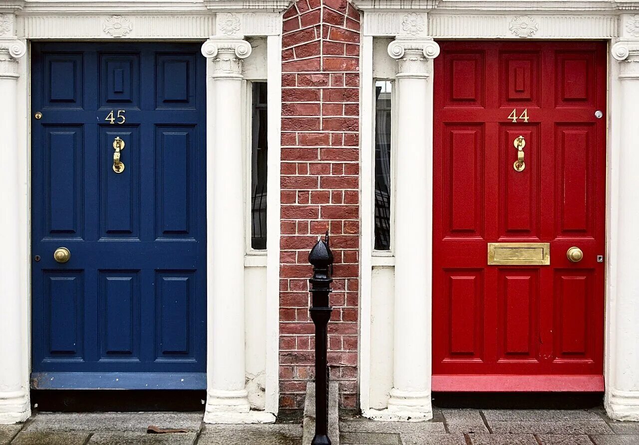 Красивые двери. Входная дверь. Красная входная дверь в дом. Двери в английском стиле.
