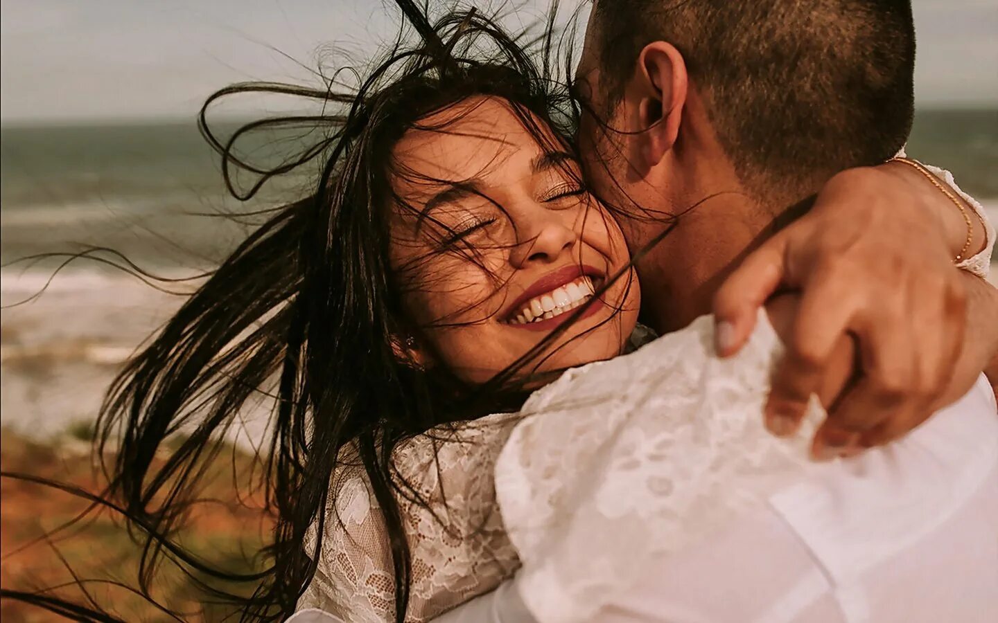 Девушка обнимает друга. Друг обнимает друга. Дружеские объятия. Объятия подруг. Радоваться встречи.