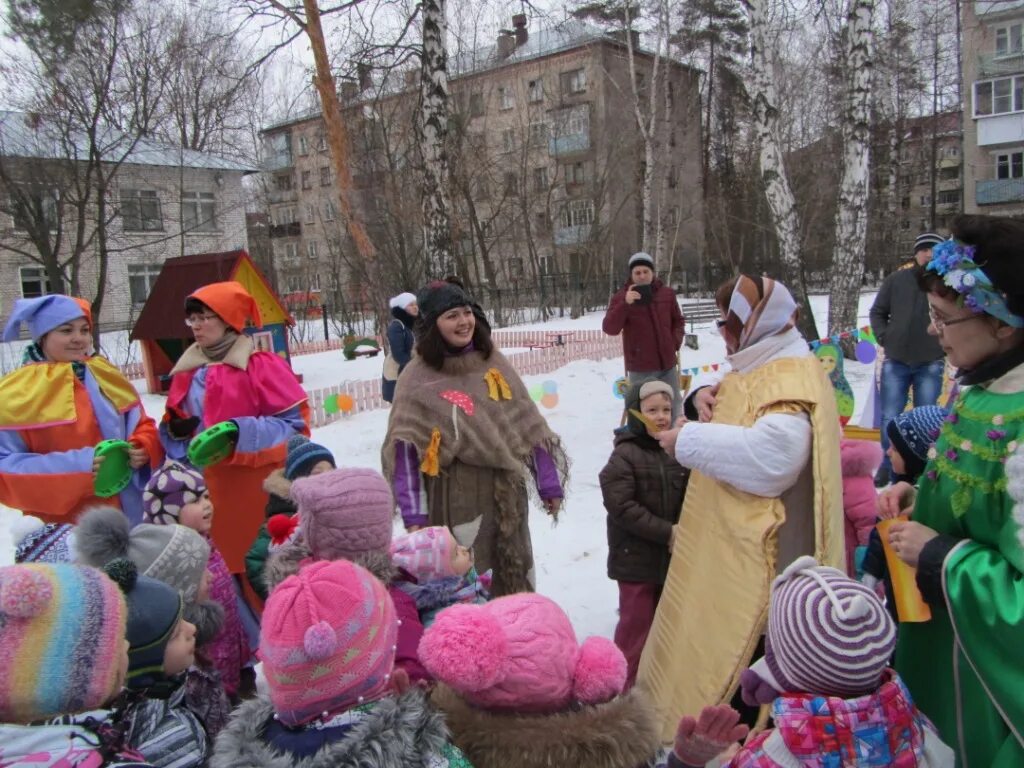 Масленица отчет о мероприятии в детском саду. Масленица в детском саду. Украшение на Масленицу в детском саду на улице. Украшение участков на Масленицу. Украшение территории ДОУ на Масленицу.