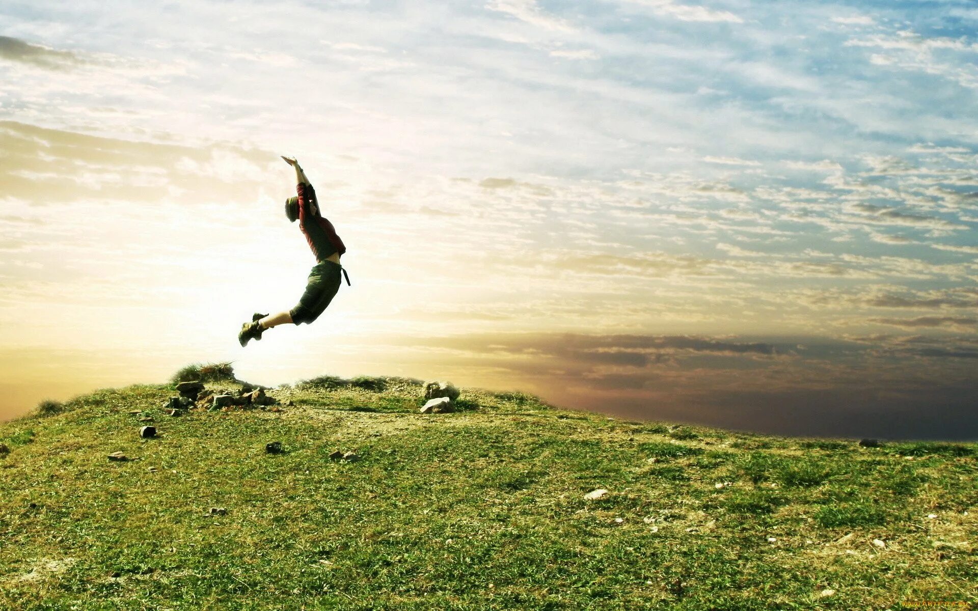 Человек в прыжке. Красивый прыжок. Свобода природа. Счастливые люди прыгают. Радость без края