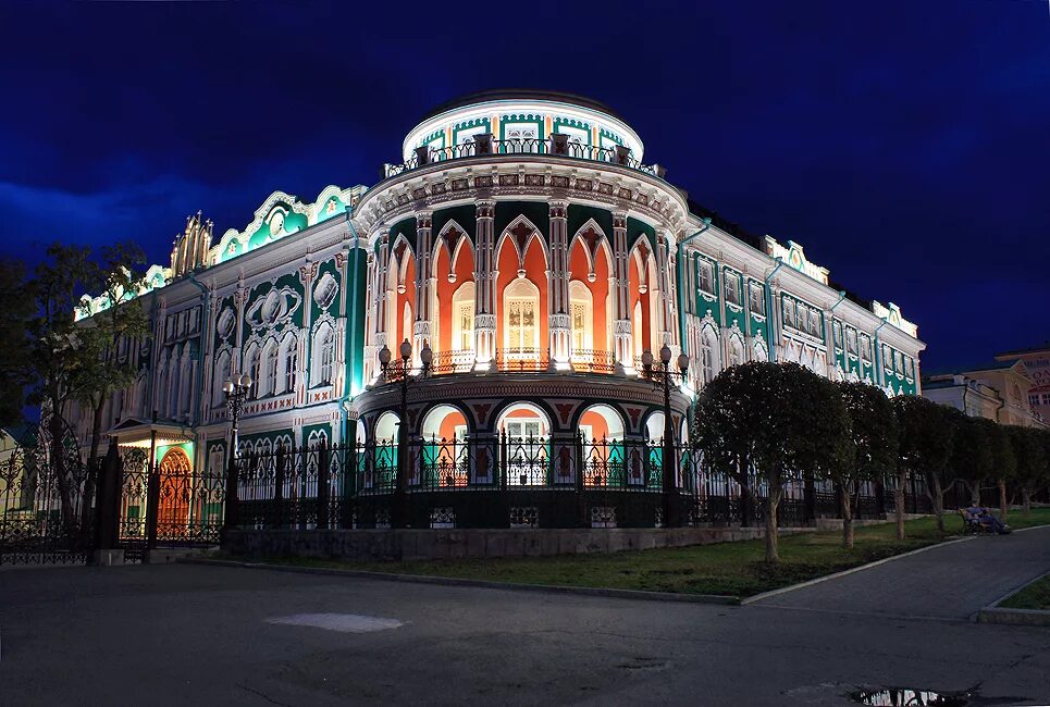 Архитектура виктора энрича в барселона. Неоготический дом в будапеште. Бывшее здание как называется. Бывшее здание как называется. Здание бывшего общественного собрания томск.