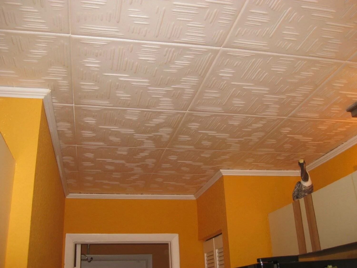 Потолок сделать недорого. Потолочная плитка. Дешевая отделка потолка. Потолочные плитки из полистирола. Отделка потолка плиткой.