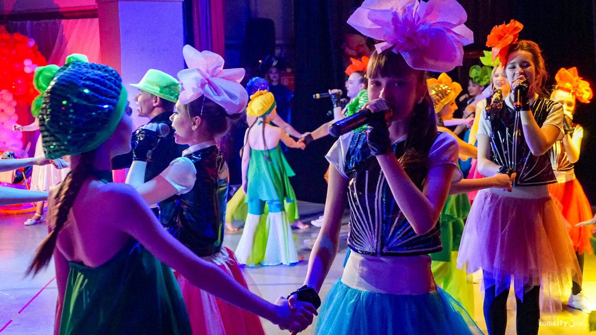 алиса в стране чудес тим бертон 2010. алиса в зазеркалье декорации. алиса в стране чудес тим бертон. алиса в стране чудес спектакль. «алиса в стране чудес» 1945.