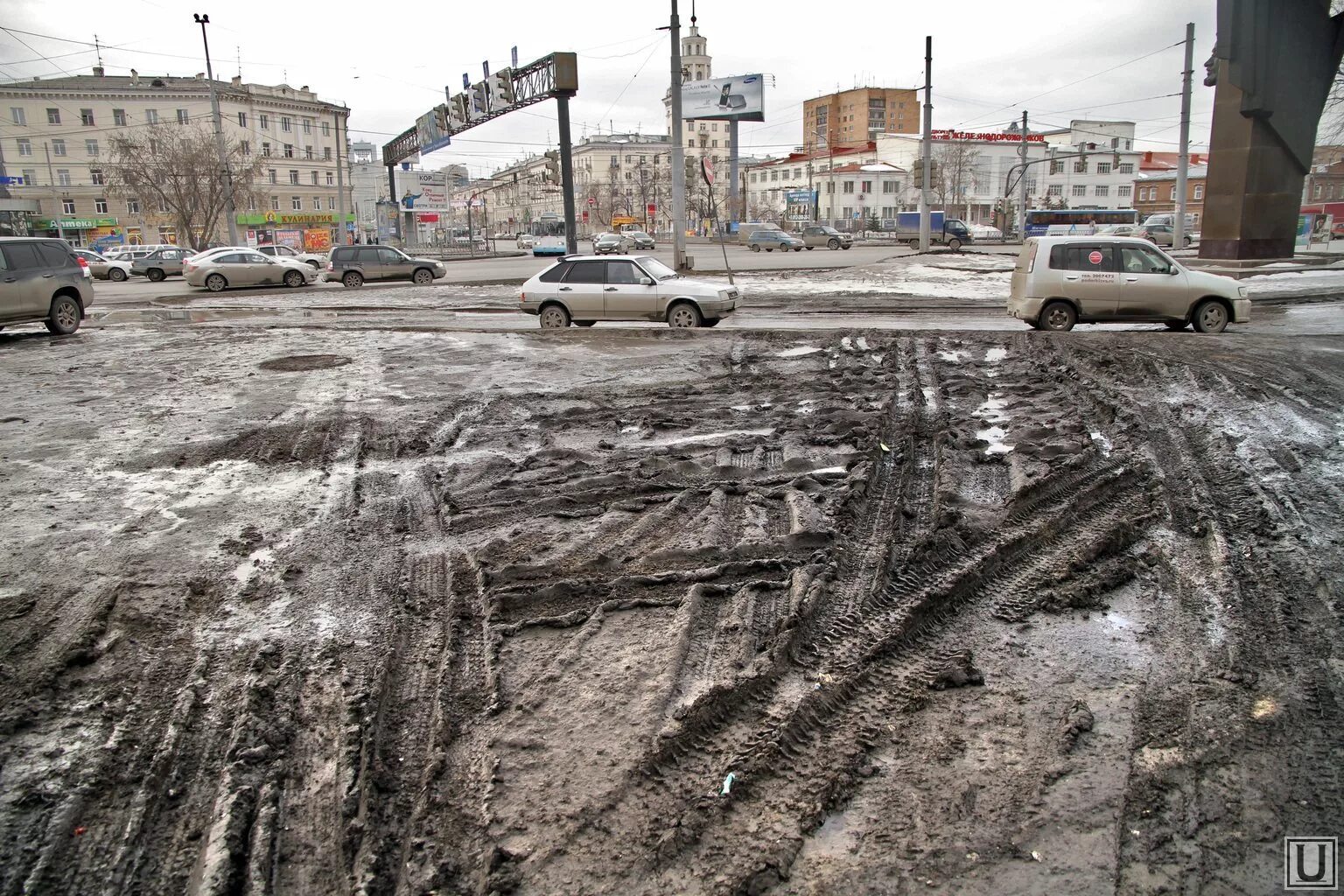 Почему без снега. Грязь слякоть дороги Пермь. Зима в России грязь слякоть. Екатеринбург весной грязь. Челябинск грязь.