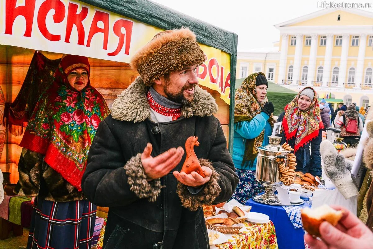 Костромская ярмарка Кострома. Туристы в Костроме. Кострома люди. Кострома ярмарка фестиваль. Где в костроме продают