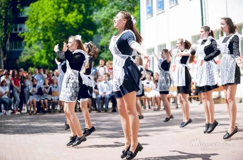 Девятиклассники и одиннадцатиклассники. Последний звонок. Торжественная линейка последний звонок. Фотосессия последний звонок. Последний звонок Беларусь.