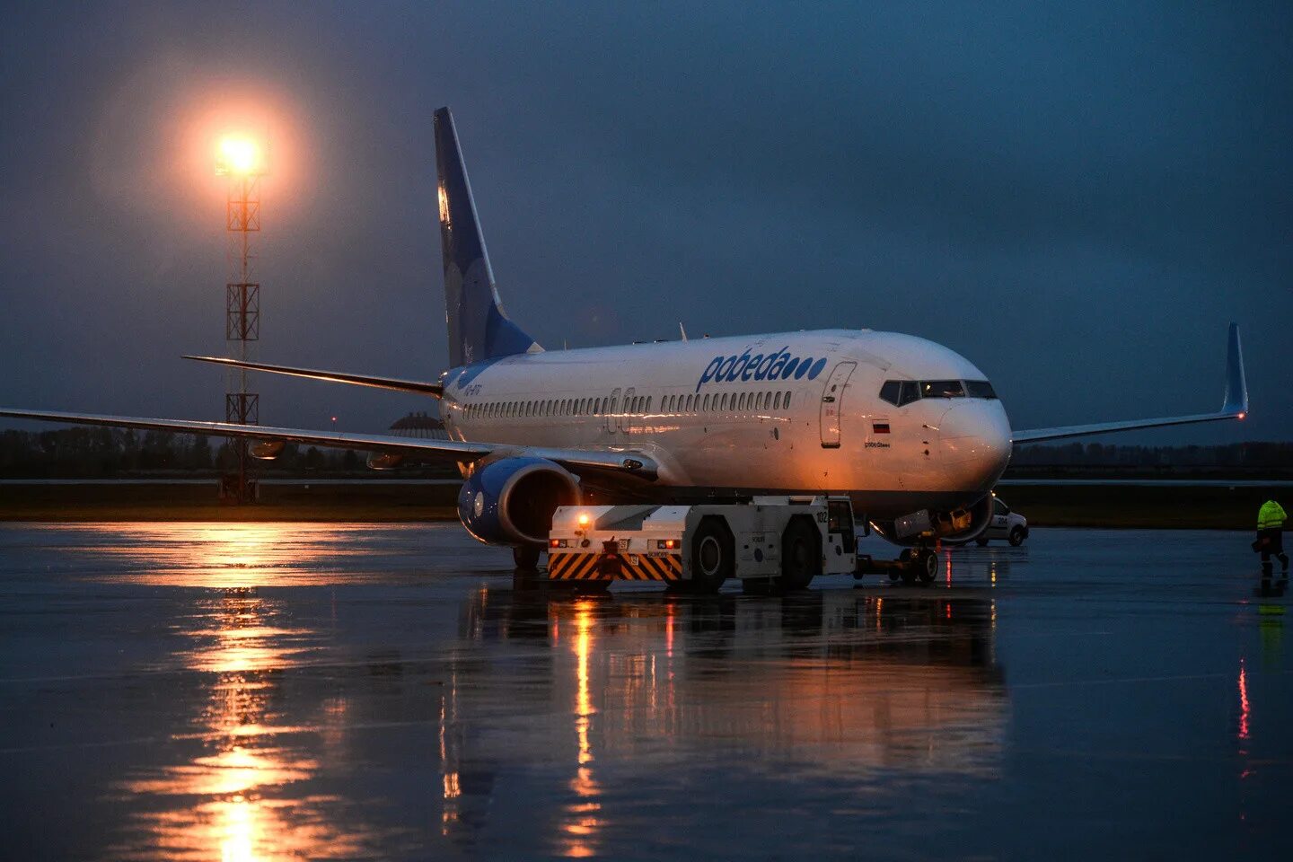 Взлет Боинг 737 победу. Пулково победа. Боинг лоукостер. Самолет и аэропорт.