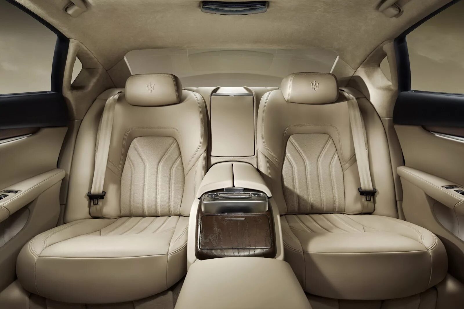 Характеристики салона автомобилей. Maserati Quattroporte 2005 сидения. Maserati Quattroporte Interior. Сиденья Maserati Quattroporte. Мазерати Кватропорте салон.