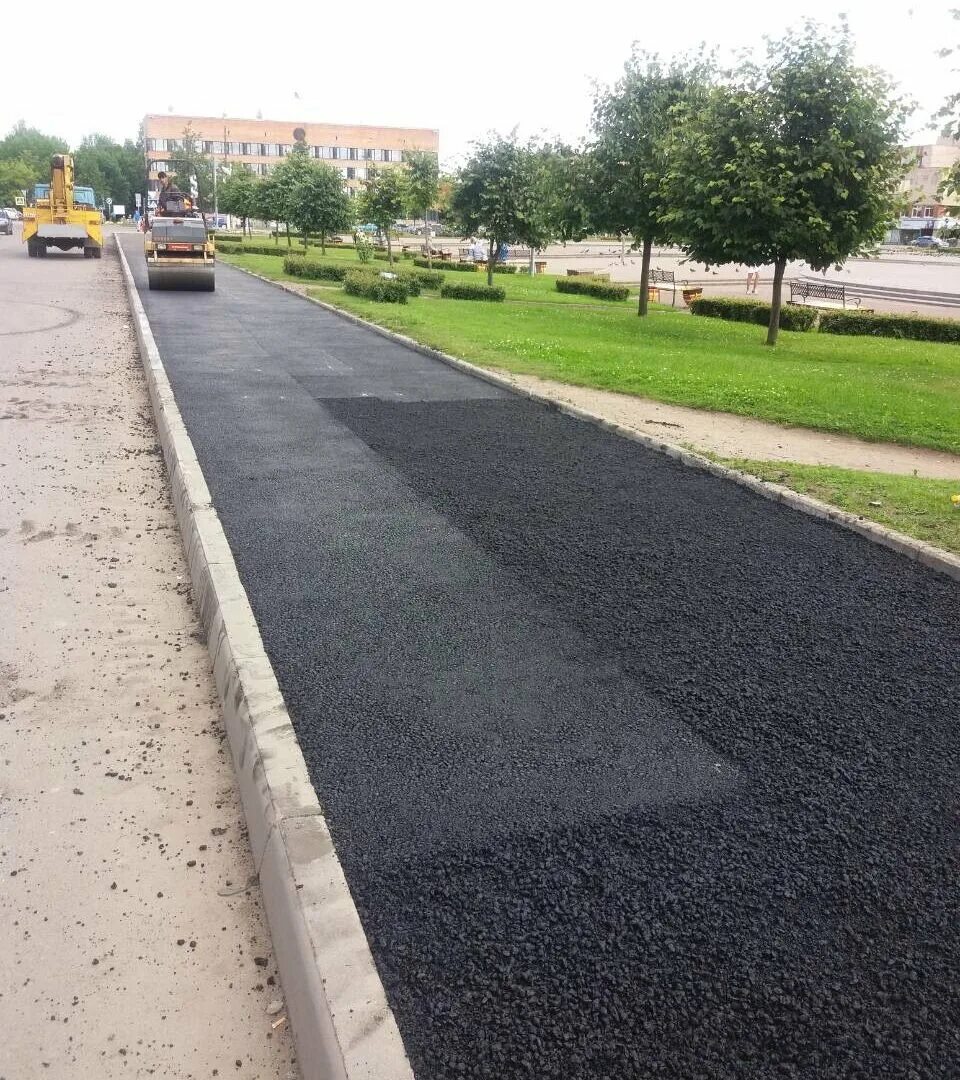Укладка тротуаров асфальтом. Асфальтирование и благоустройство. Стык тротуарной плитки и асфальта. Укладка тротуаров асфальтом. Асфальтирование и благоустройство.