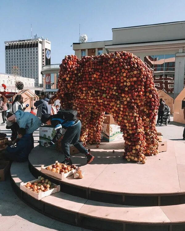 Elephant apple. Арт объект слон Ставрополь. Исторические арт объекты. Арт объект яблоко. Гигантское яблоко.