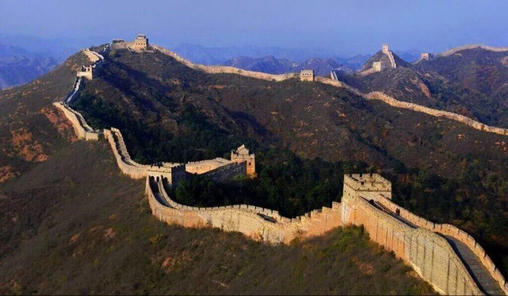 Бадалин на карте китая. Китайская стена экскурсия протяженность. The great wall at badaling китай. Великая китайская стена туристы. Великая китайская стена при династии цинь.