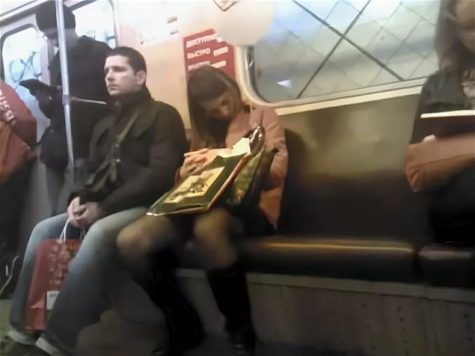 Лапает девушек в метро. Девушка уснула в метро. Колготки в общественном транспорте.