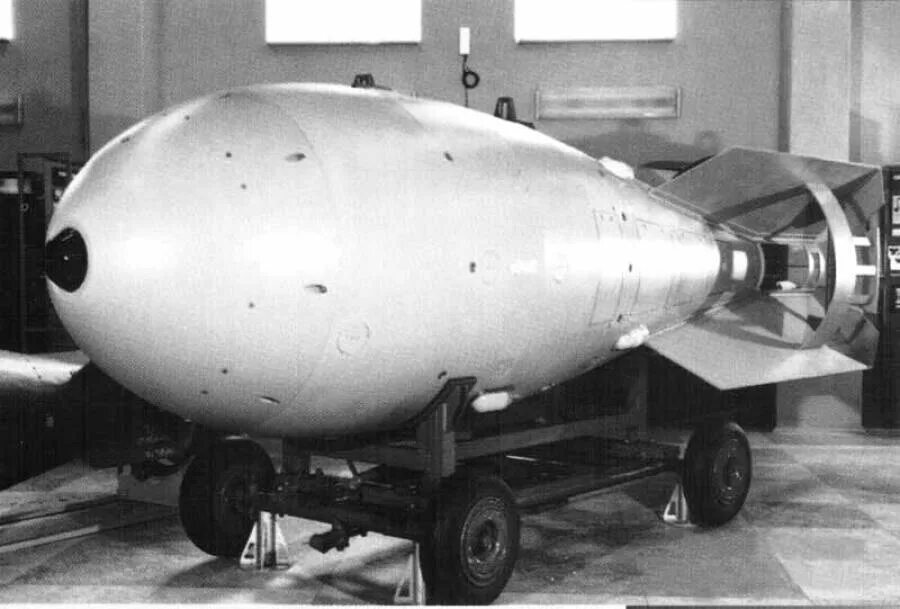 Водородная бомба Сахарова 1953. Водородная бомба РДС-6. Первая водородная бомба СССР РДС 6с. Сахаров водородная бомба. Создателями советской водородной бомбы являлись