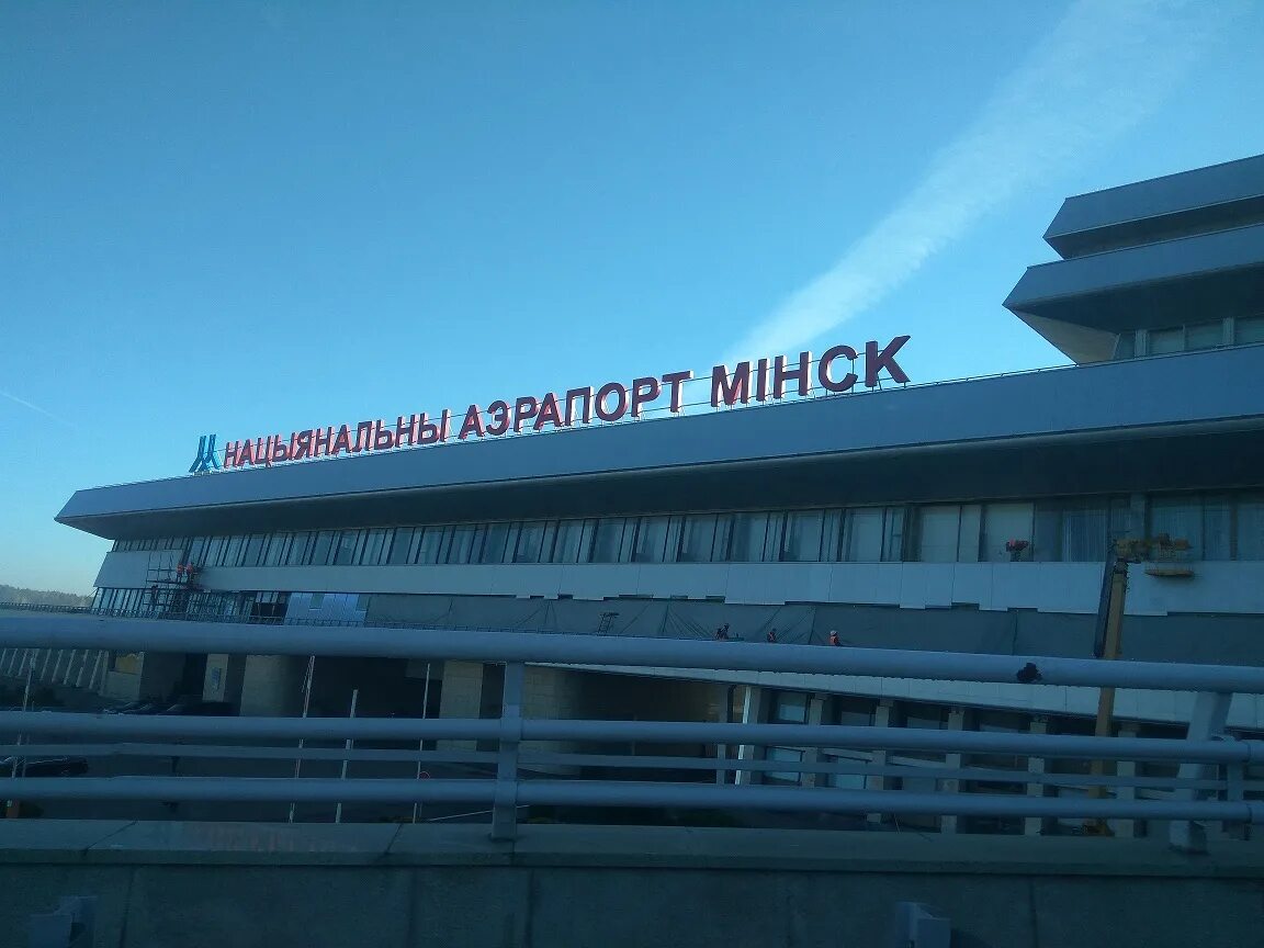 Такси в минском аэропорту. Аэропорт Минск. Аэропорт Минск такси. ЗУБР В аэропорту Минска. Минск аэропорт Минск в темноте.