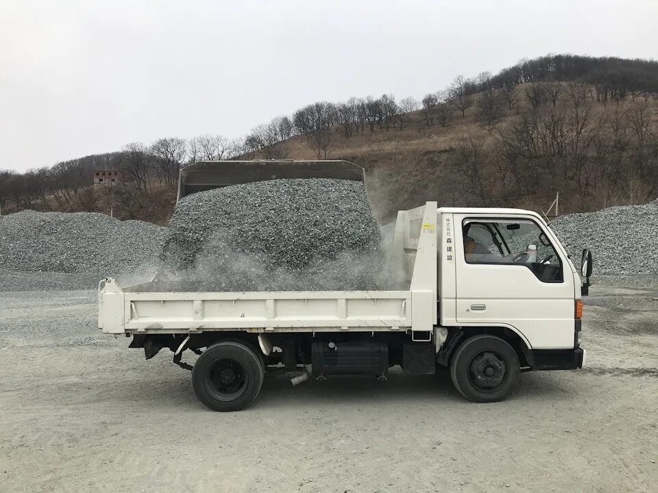 Isuzu samosval 5т. Isuzu elf самосвал 3 т. Самосвалы малой грузоподъемности. Isuzu samosval 5т gaz. Самосвал грузоподъемность 1 тонна.