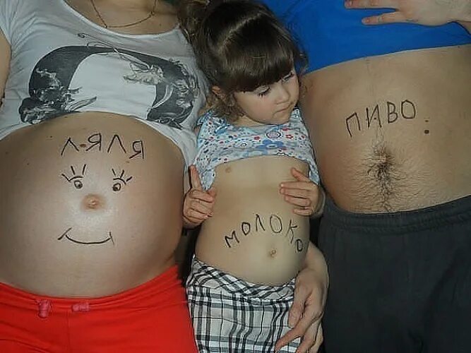 Беременную маму папу. Животик смешной. Рисунки на беременном животе. Прикольные надписи на беременном животе.