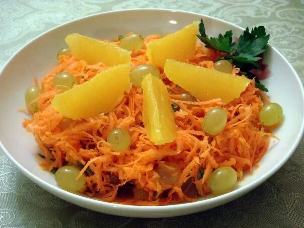 Салат с морковью и апельсином. Корейская морковь с апельсином. Морковка по корейски. Салат с апельсином и курицей и корейской морковкой. Салат с апельсином и курицей и корейской морковкой.