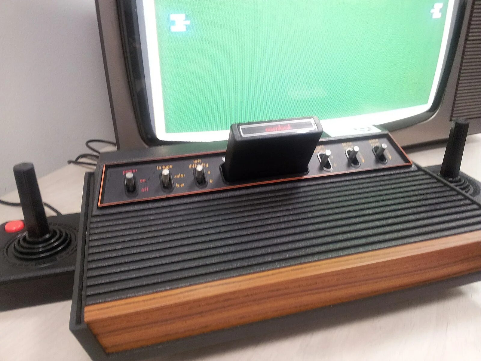 Самая первая консоль. Самая старая игровая приставка. Atari 2600. Игровая консоль atari 2600. Magnavox odyssey первая игровая приставка.