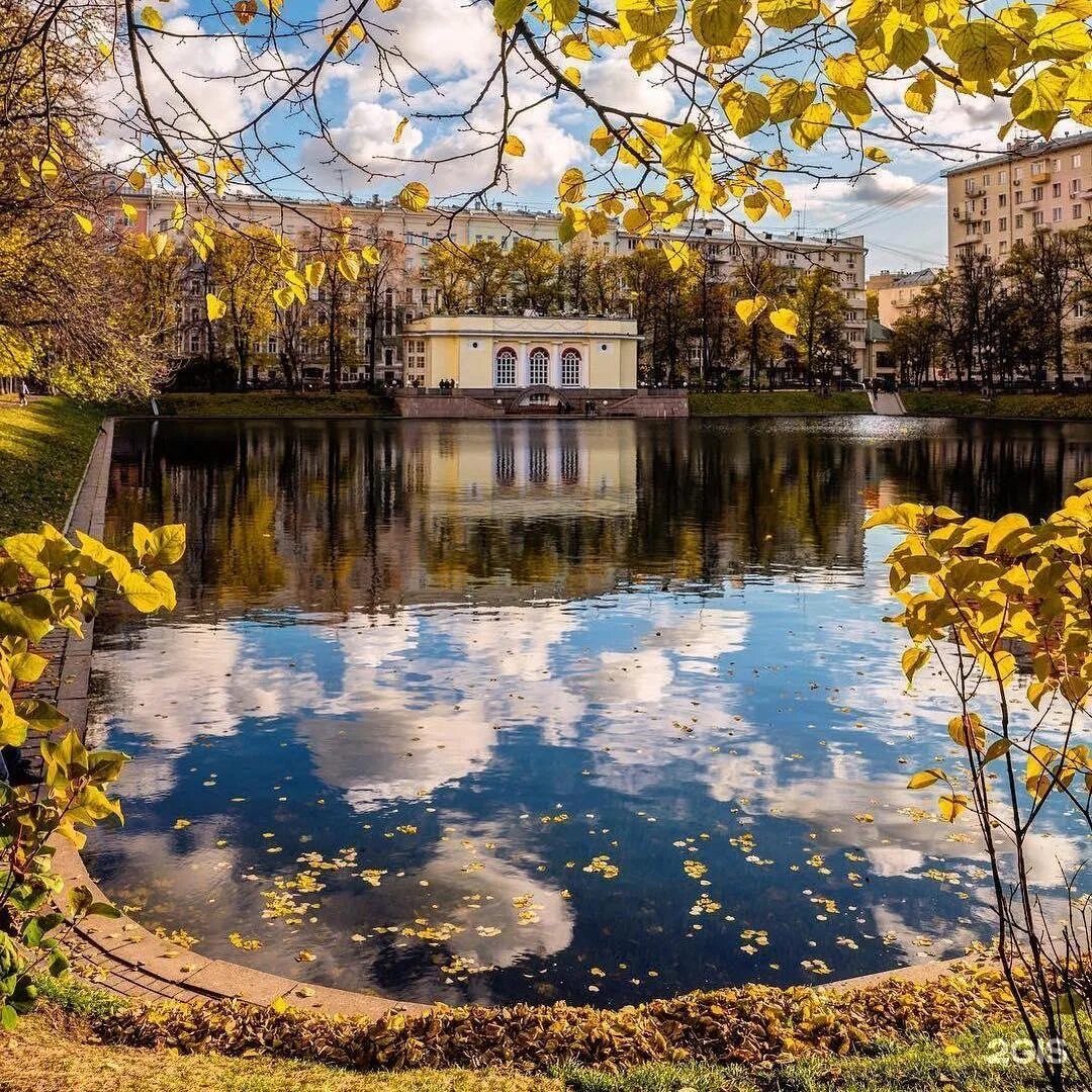 Погулять в москве весной. Патриаршие пруды Москва. Сквер Патриаршие пруды Москва. Патриаршие пруды Пресненский район. Патриаршие пруды МГУ.