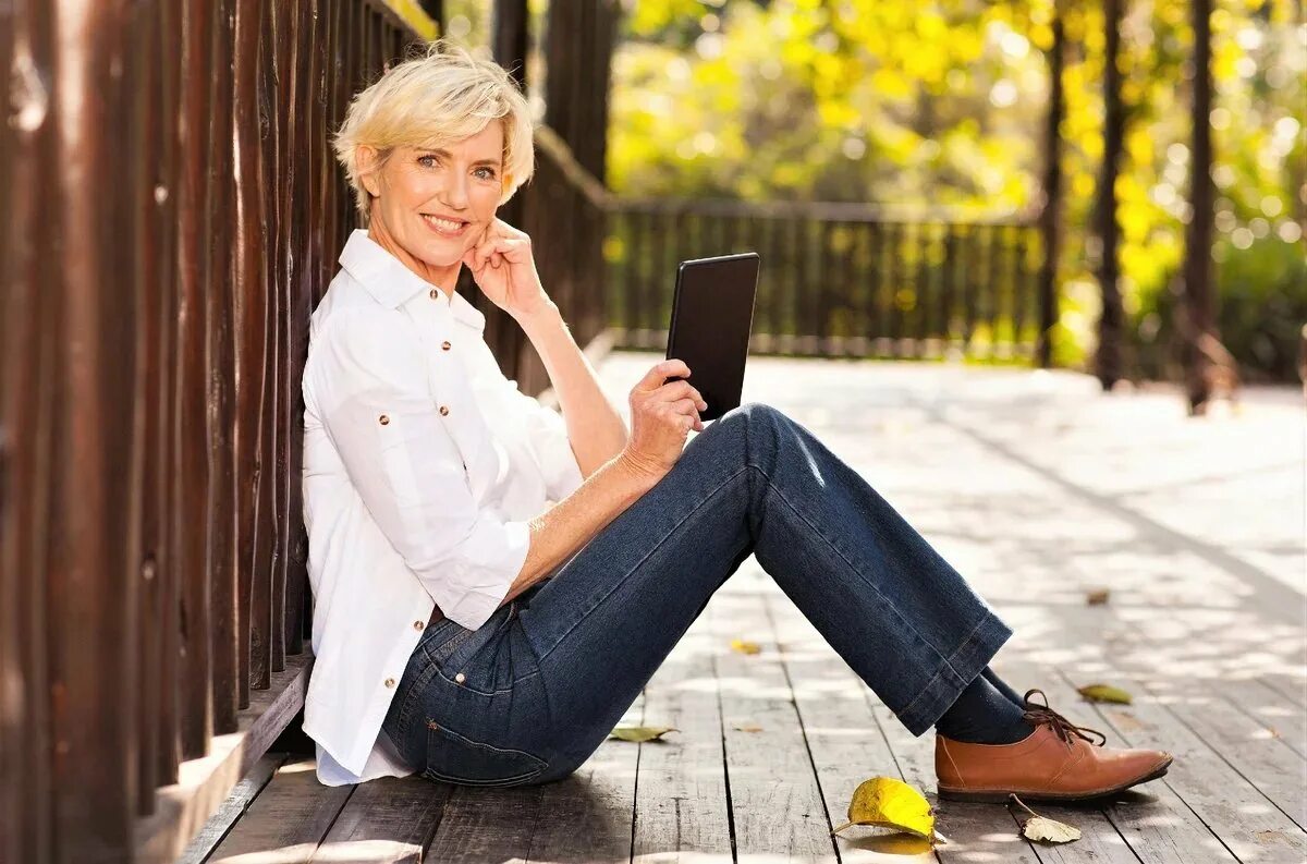 Голые женщины средних лет на улице. Счастливая женщина 40 + зож. Взрослая женщина. Женщина в осеннем парке. Обычная девушка.