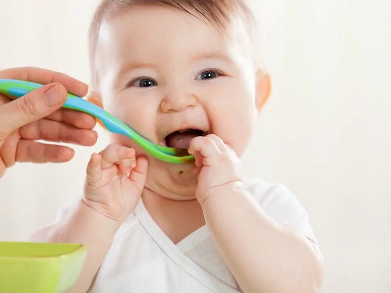 Ребенок кушает. Прикорм малыша. Детский прикорм. Прикорм грудничков. Малыш ест.