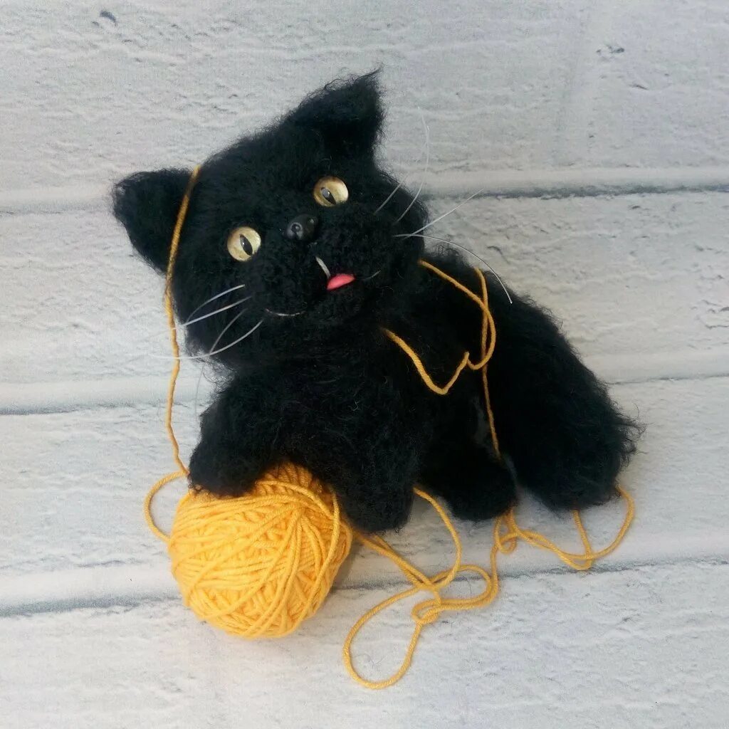 Котик из ниток. Вязаный черный кот. Кошка из пряжи. Игрушка для кота из пряжи. Вязаная игрушка черный кот.