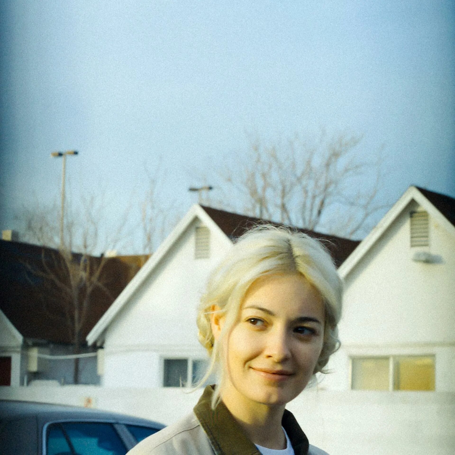 Two colleagues. Men i trust солистка. Men i trust солистка. Группа men i trust. Showing trust.