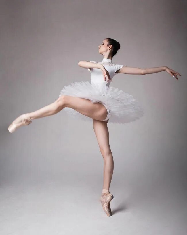 Балерина утром рано. Ballerina москва. Балерины москвы. Ballerina москва. Балерина на фоне москва сити.