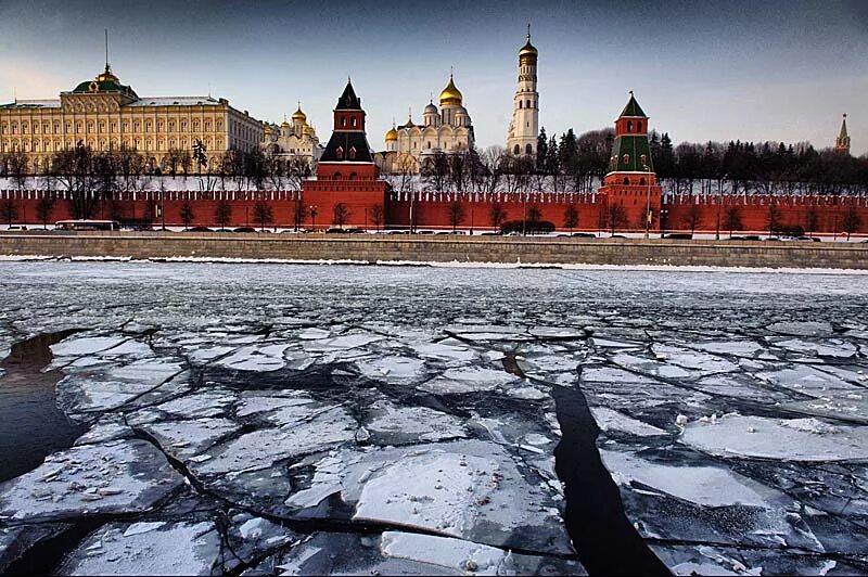 Ледяные фигуры в парке горького 2022. Парк сокольники ледяные скульптуры 2022. Лед на москве реке. Московский лед. Московский лед.