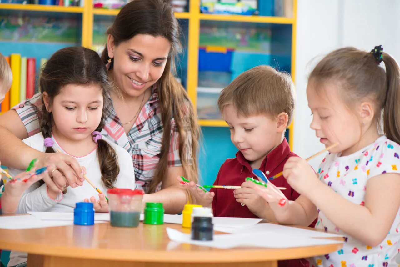 Preschool teachers. Воспитатель и дети в детском саду. Воспитатель с детьми. Дошкольники и воспитатель. Старшие дошкольники.