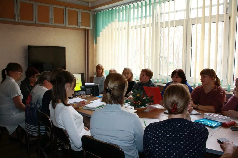 Воспитатель на собрании педагогов. Круглый стол воспитателей. Родительский педсовет. Собрание с родителями в доу. Зеленый педсовет.